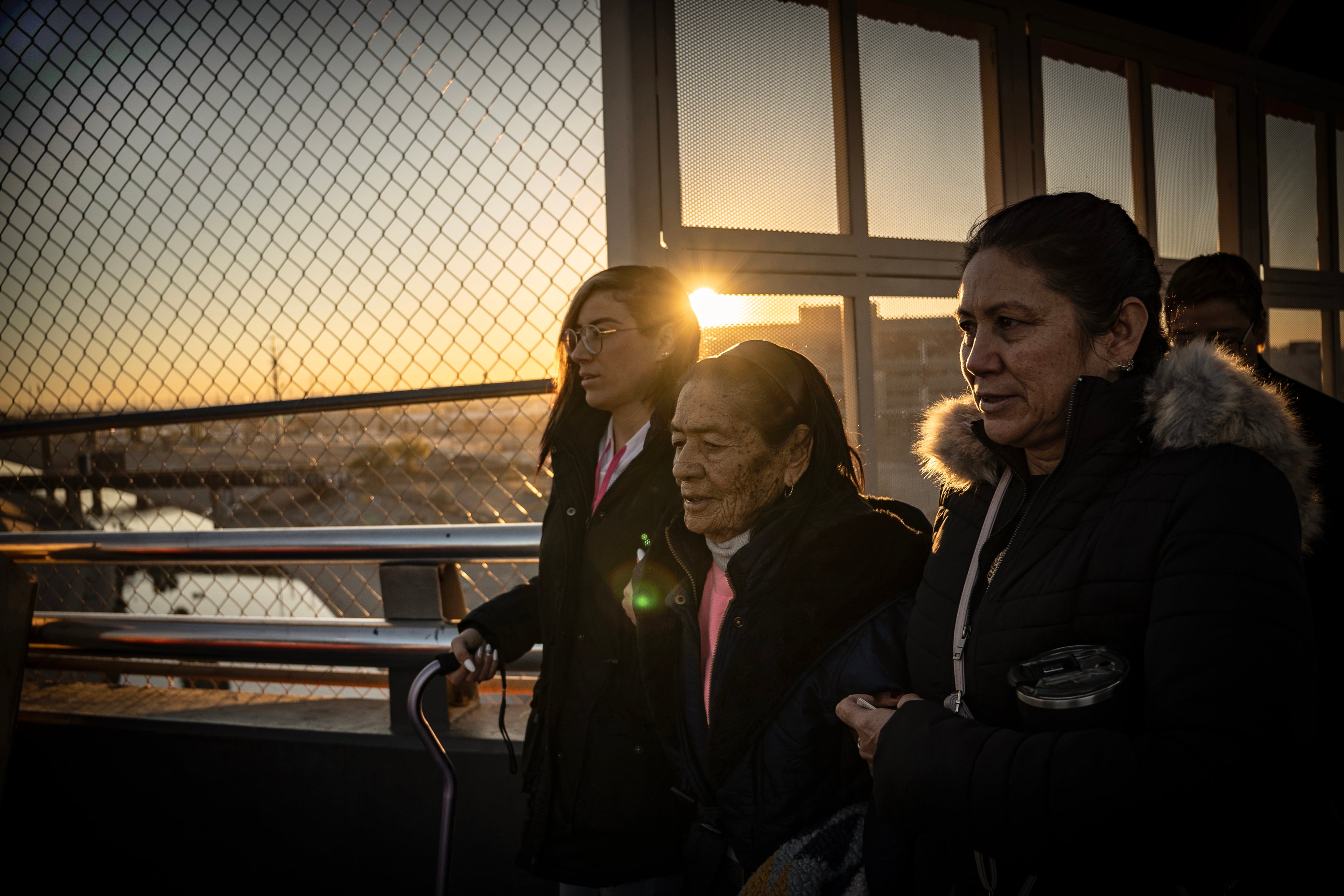 Mujeres cruzan el Puente Internacional Paso del Norte desde Ciudad Juárez, hacia El Paso, Texas, el 22 de noviembre de 2024. 