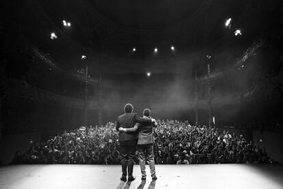 Facu Díaz y Miguel Maldonado, al final de una actuación en el Teatro Campos Elíseos de Bilbao, en octubre de 2019.