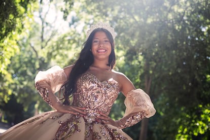 Johanna posa con su vestido de fiesta de quinceañera en el parque del Retiro, en Madrid.