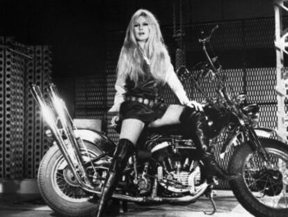 La actriz y cantante Brigitte Bardot en una Harley.