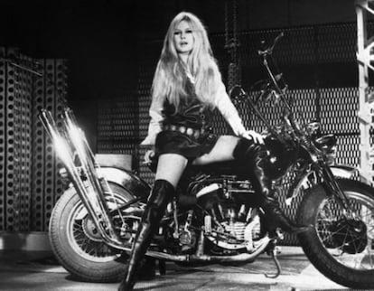 La actriz y cantante Brigitte Bardot en una Harley.