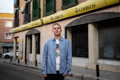 Diego Maurn, delante de la oficina de Correos desde donde ha enviado su papeleta, en Madrid.