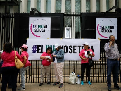 Personas en una manifestación a favor del INAI frente al Senado de la República, en Ciudad de México el 28 de abril.