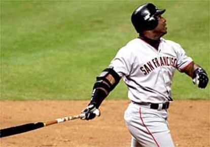 Barry Bonds sigue con la vista la pelota tras <i>batear</i> su 70º <i>home run </i>en una sola temporada.