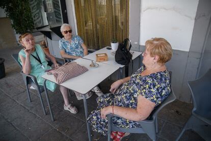 Tres vecinas de Altura (Castellón) comentan en la plaza del pueblo las últimas noticias del incendio.