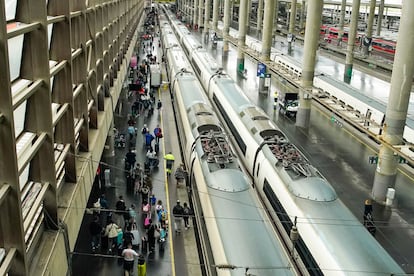 Trenes de largo recorrido en la estación de Atocha en Madrid, este miércoles.