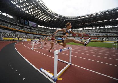 El nuevo estadio olímpico de Tokio ha sido estrenado este domingo en una competición de atletismo con participantes, en su inmensa mayoría, japoneses. El torneo ha permitido a la corredora Nozomi Tanaka establecer un nuevo récord nacional en la prueba de 1.500 metros. En la imagen, la atleta Haruka Shibata compite en los 400 metros vallas.
