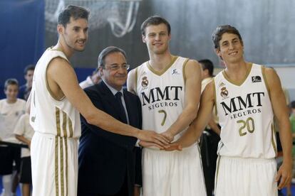 Florentino Pérez posa con Rudy Fernández (izquierda), Martinas Pocius y Jaycee Carroll.