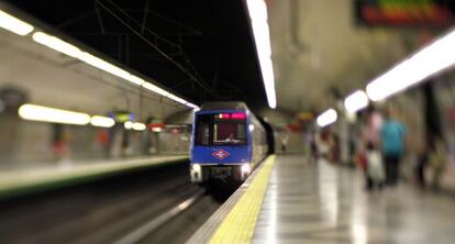 Un convoy entra en una estaci&oacute;n del Metro de Madrid.