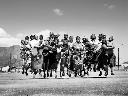 Un grupo de mujeres saltando en Ciudad del Cabo (Sudáfrica).