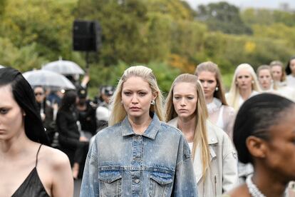 Gigi Hadid con las cejas blanqueadas durante la semana de moda de Paris en octubre 2022.