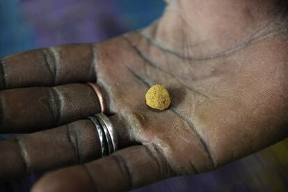 En la mina de Youga uno de los trabajadores ha obtenido una pequeña bola de oro puro en la fase siguiente, más limpia pero más peligrosa por su toxicidad. Tras conseguir el polvo del dorado metal se compacta, utilizando mercurio que lo separa de las partículas de tierra. Esta práctica es altamente venenosa pues este mineral líquido penetra a través de la piel de sus manipuladores, que no adoptan ninguna medida de seguridad. 