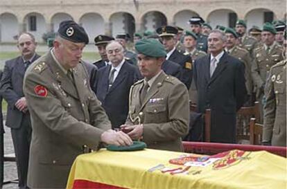 El general Emilio Pérez Alamán impone la Cruz del Mérito Militar al soldado muerto ayer al ser arrollado por un trenen El Burgo de Ebro (Zaragoza).