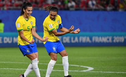 Marta comemora com Thaísa homenageando o afilhado da camisa 5.