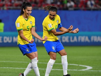 Marta comemora com Thaísa homenageando o afilhado da camisa 5.