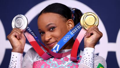 Rebeca Andrade com suas duas medalhas.