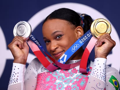 Rebeca Andrade com suas duas medalhas.