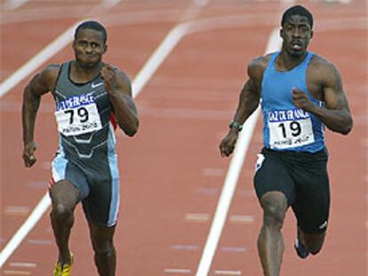Tim Montgomery (a la izquierda) gana a Dwain Chambers en París, en 2002, y logra el récord del mundo.