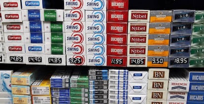 En la imagen, diversas marcas de tabaco con sus precios en un estanco.