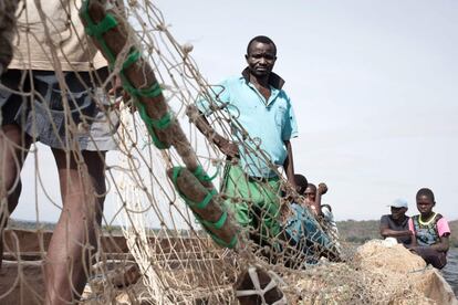 Vários refugiados recolhem redes de pesca. O conflito na República Centro-Africana tem como principais atores a coalizão rebelde Séléka, o exército do Governo e a milícia Anti-balaka. Parte dos primeiros são ex-combatentes da guerra, que acusam o presidente François Bozizé de violar os tratados de paz de 2007.