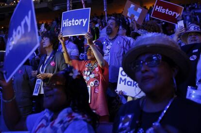 Delegados participan en el segundo día. Se espera que al cuarto día de la convención, Hillary Clinton acepte oficialmente su nominación a la presidencia de Estados Unidos por el Partido Demócrata. 