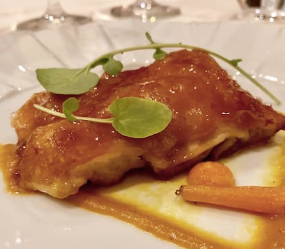 COCHINILLO DE UGA, ASADO EN EL RESTAURANTE FINCA DE LOBOS, CON SALSA DE ZANAHORIAS A LA NARANJA / CAPEL