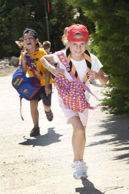 Un grupo de niños empieza las colonias de la Fundació Catalana de l'Esplai, ayer en Olivella (Garraf).