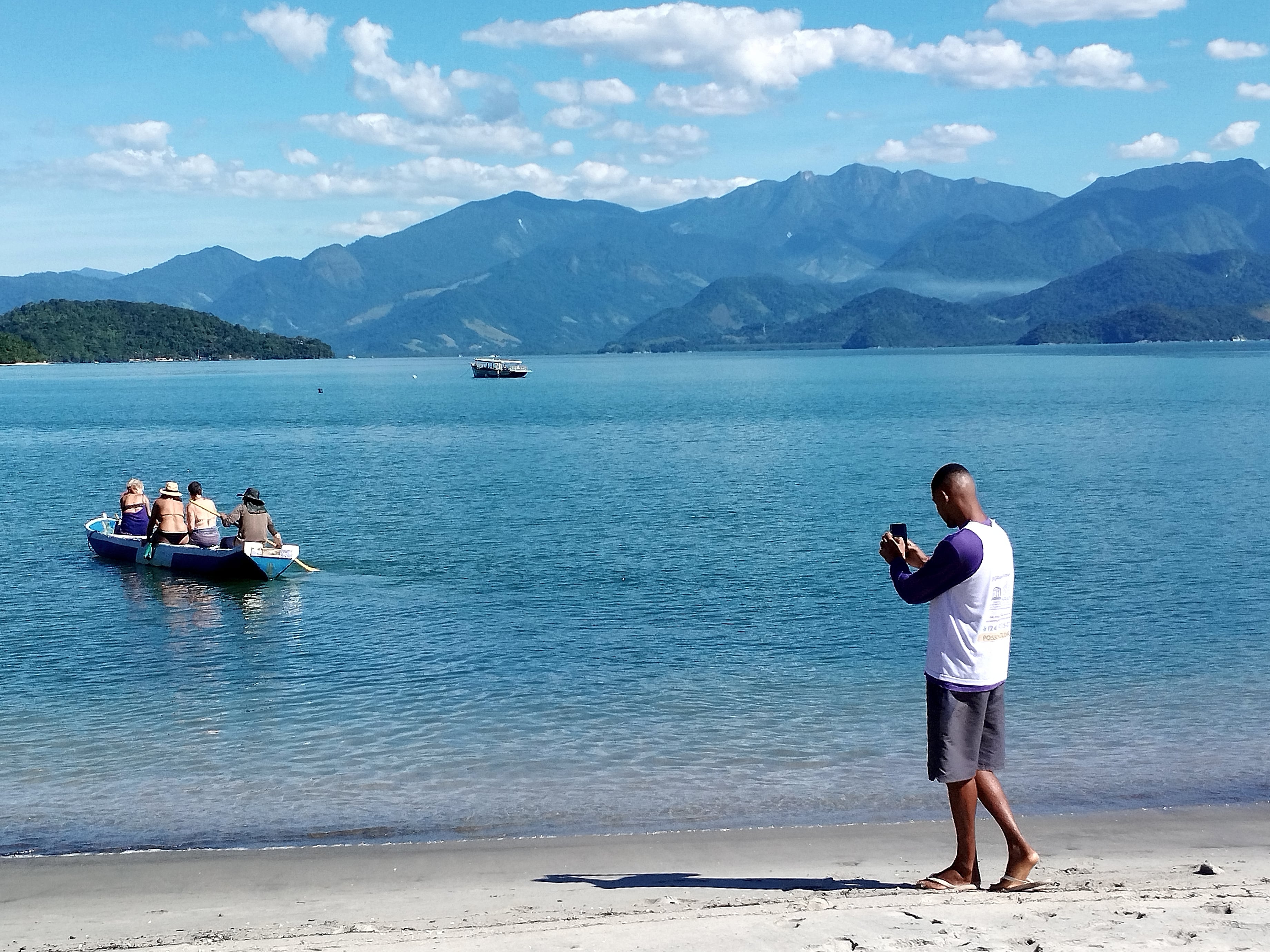 Wellington Figuereido, que trabaja en el Rancho da Tânia de la playa, atiende a clientes en la playa de São Gonçalo.