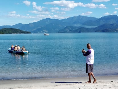 Wellington Figuereido, que trabaja en el Rancho da Tânia de la playa, atiende a clientes en la playa de São Gonçalo Fotografía: Bernardo Gutiérrez