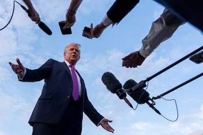 Trump atiende a los periodistas antes de subirse al Air Force One.