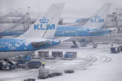 Aviones en la pista del aeropuerto de Schiphol en Ámsterdam (Holanda) hoy, viernes 7 de diciembre de 2012. La fuerte nevada y los vientos han ocasionado retrasos y cancelaciones de varios vuelos.
