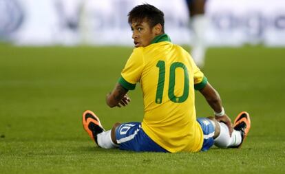 Neymar, sobre el c&eacute;sped del estadio de Basilea.