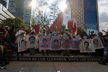 Marcha de los padres de los 43 estudiantes desaparecidos de la Escuela Normal Rural de Ayotzinapa “Raúl Isidro Burgos”