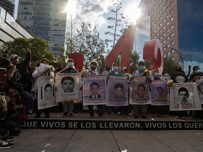 Marcha de los padres de los 43 estudiantes desaparecidos de la Escuela Normal Rural de Ayotzinapa “Raúl Isidro Burgos”