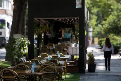 Una terraza de un bar vacía, este viernes en Madrid.