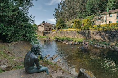 Escultura del hombre pez inspirada por una leyenda local de Liérganes, sobre una roca a orillas del río Miera. 