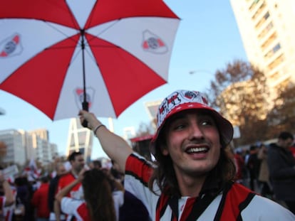 Aficionados del River Plate en la Plaza de Castilla de Madrid. 