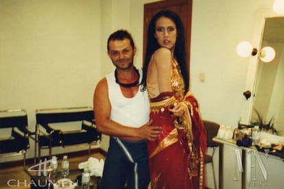 El diseñador y la cantante posan en el camerino antes de una actuación en la televisión.