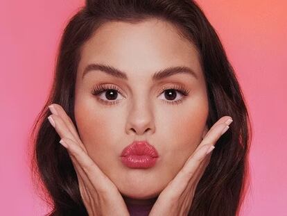 Selena Gomez está detrás de Rare Beauty, cuyo gran éxito es un colorete líquido.