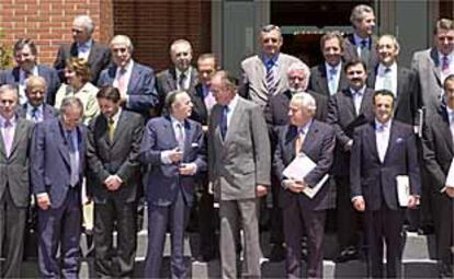 El rey Juan Carlos, rodeado de los patronos de la fundación Cotec, en su reunión en la Zarzuela.