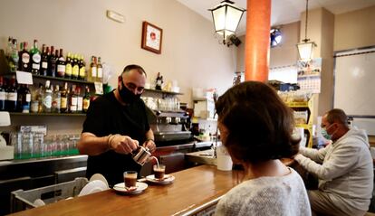 Tomar café en la barra de un bar en fase 3 de desescalada.