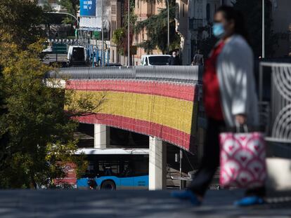 Iluminanción Navideña con la bandera de España colocado sobre el paso elevado de Eduardo Dato