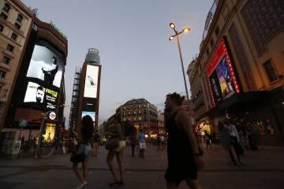 Aspecto de Callao con los luminosos de los Cines Callao y de los edificios FNAC y El Corte Inglés.