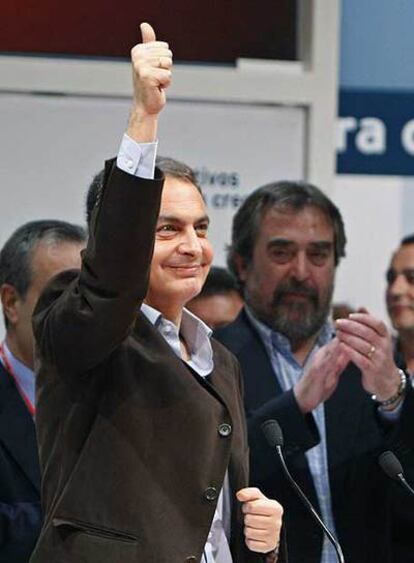 Zapatero y el alcalde Belloch, en el mitin de Zaragoza.