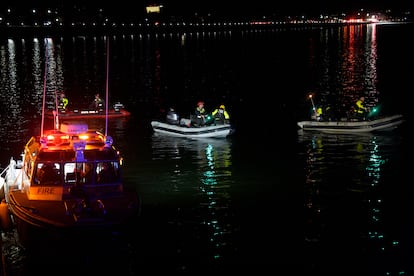 Equipos de rescate buscan supervivientes en el río Potomac.