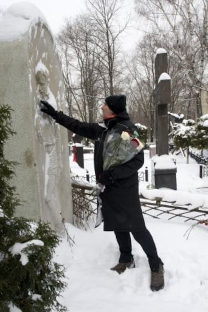 José Ángel Iribar visita la tumba de Lev Yashin en Moscú.