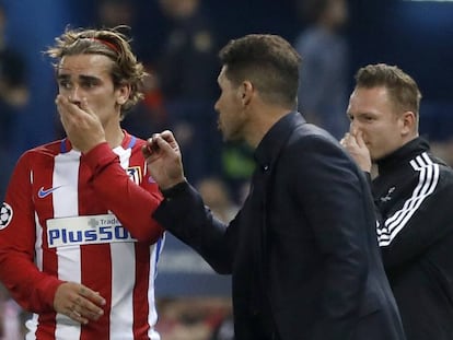 Simeone da indicaciones a Griezmann.