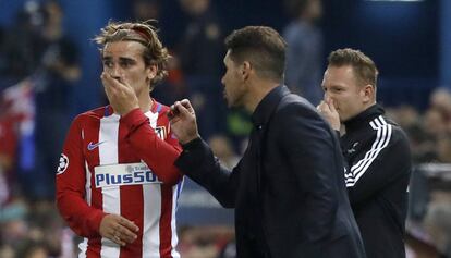 Simeone da indicaciones a Griezmann.