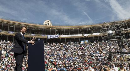 Pablo Casado, en el acto de clausura de la convención nacional del PP, en la plaza de toros de Valencia, el 2 de octubre de 2021. El líder del partido consumó su giro a la derecha en el cónclave valenciano, que cerró con un discurso de inspiración recentralizadora, con dos administraciones en el punto de mira: la catalana y la vasca. Casado avisó de que si llegaba al poder, recuperaría la competencia en prisiones de ambas comunidades, aprobaría una ley audiovisual para intervenir TV3 y pondría en marcha un “plan de refuerzo legal e institucional para garantizar la unidad nacional”.