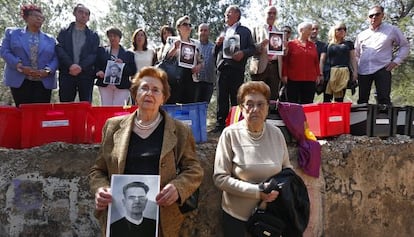 Familiares de los republicanos fusilados en Paterna en 1940. 